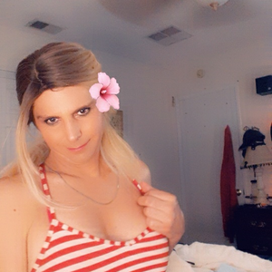 Watch Beccasgotgame live on Chaturbate!