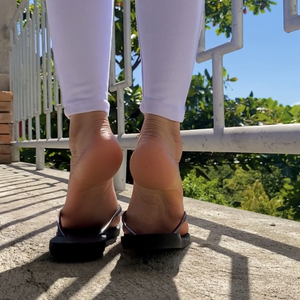 A sexy walk on my terrace 🔥 havaianas